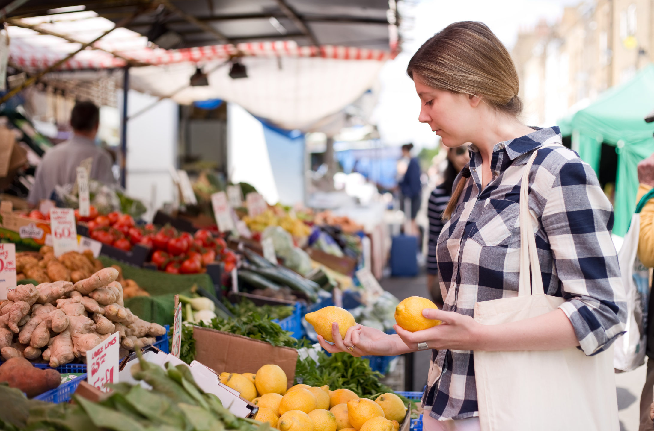 Рынок фото. На рынке. Рынок продуктов. Продукты на рынке. Торговаться на рынке.